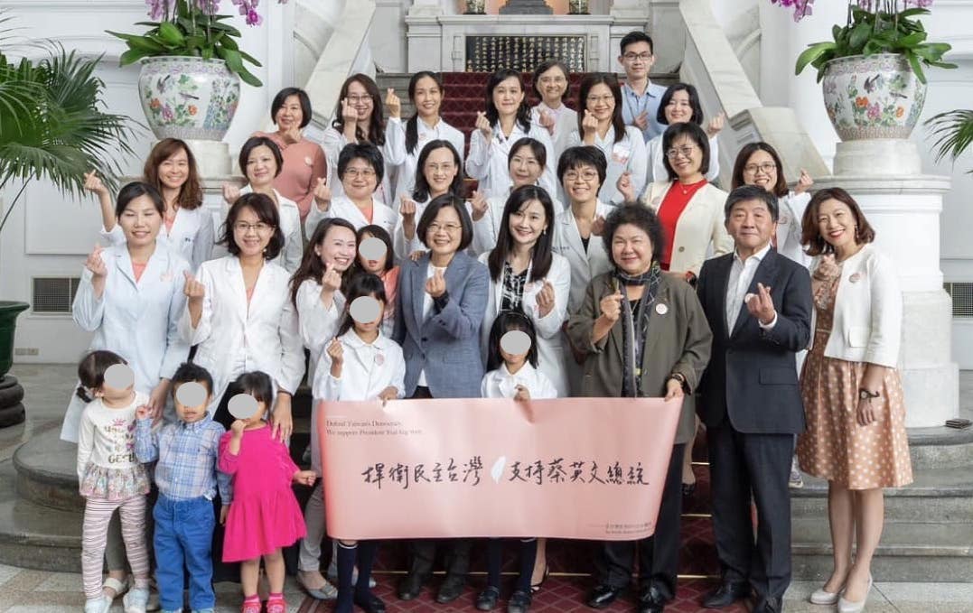 蔡英文率滿滿女醫支持陳時中，圖中有林靜儀，還有陳菊。（翻攝蔡英文臉書）