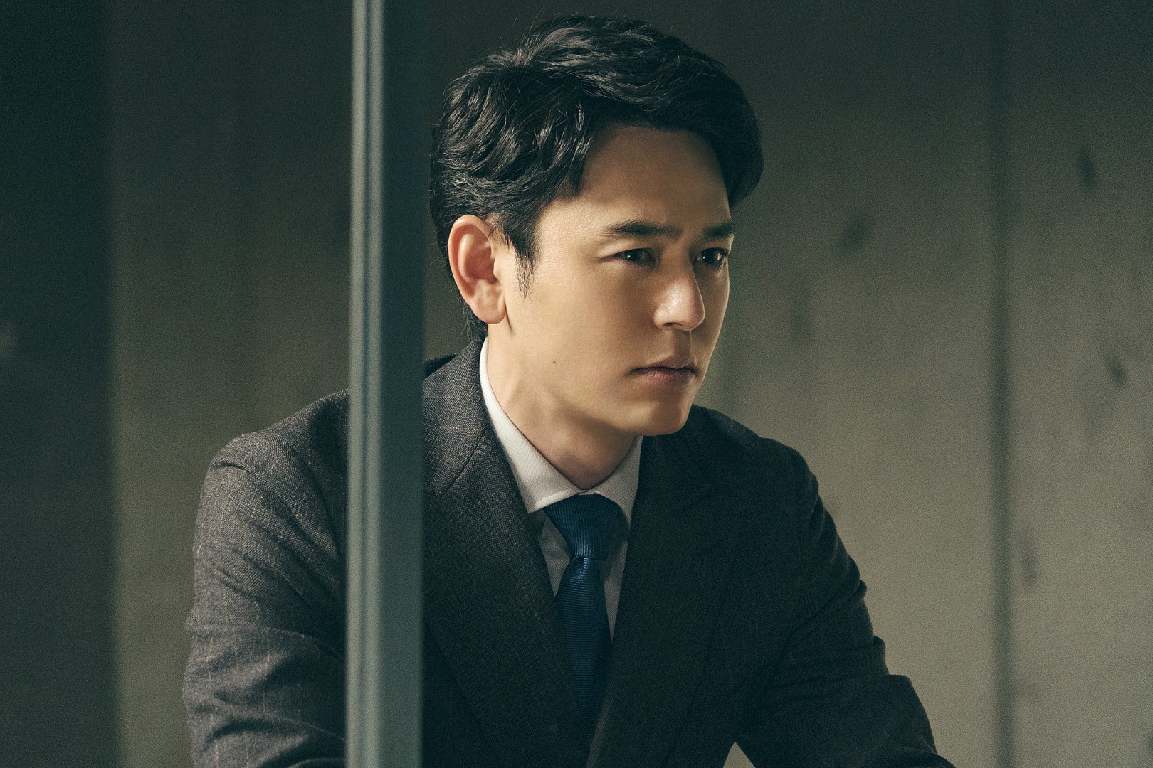 妻夫木聰在電影《那個男人》飾演律師,因收到委託開始調查一名謎樣男子。(金馬影展提供)