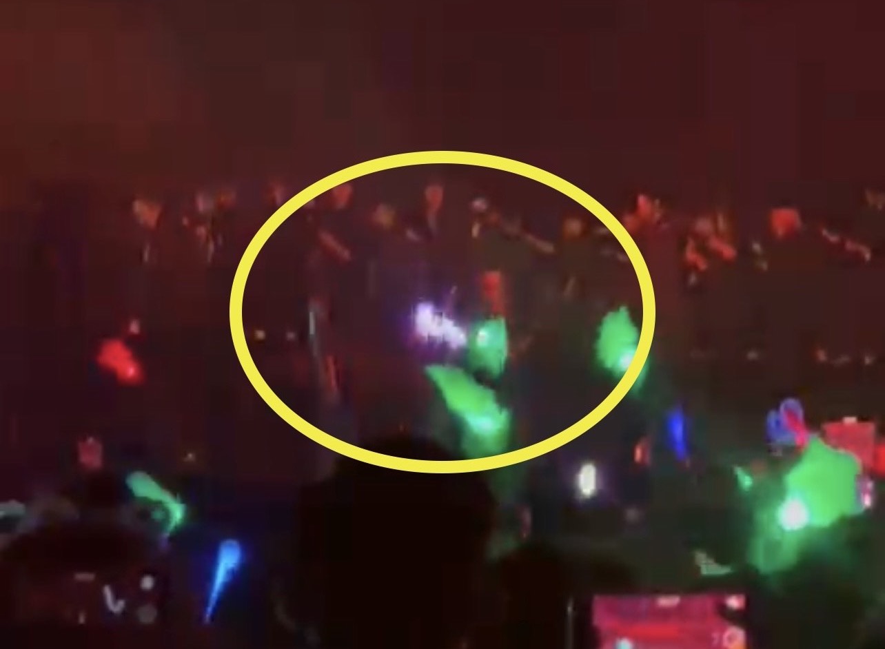 小豬羅志祥一出場就跌倒。（讀者提供）