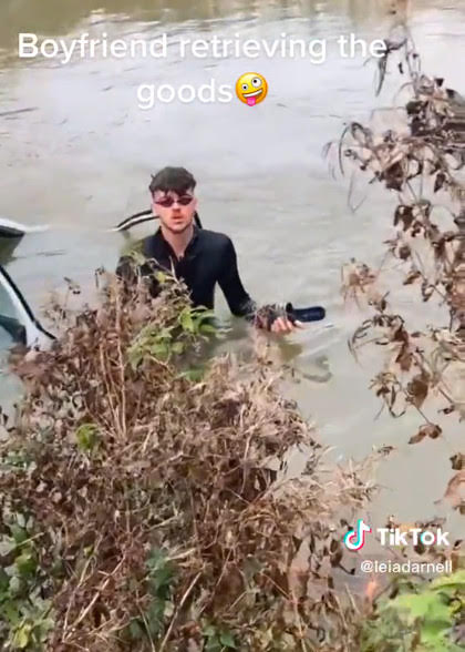 英國少女萊亞開新車載男友出遊,沒想到車子失控衝進水中,男友狼狽從水中打撈財物。(翻攝抖音@leiadarnell)
