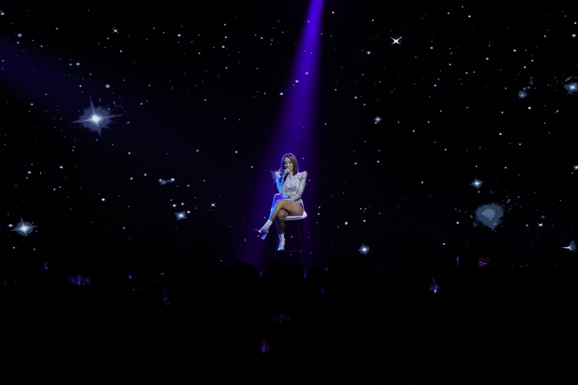 孝琳演唱會舞台銀幕配合歌曲變換,讓粉絲能隨著她的歌聲一起進入歌曲的世界中。(O.N Worldwide Co.,Ltd提供)
