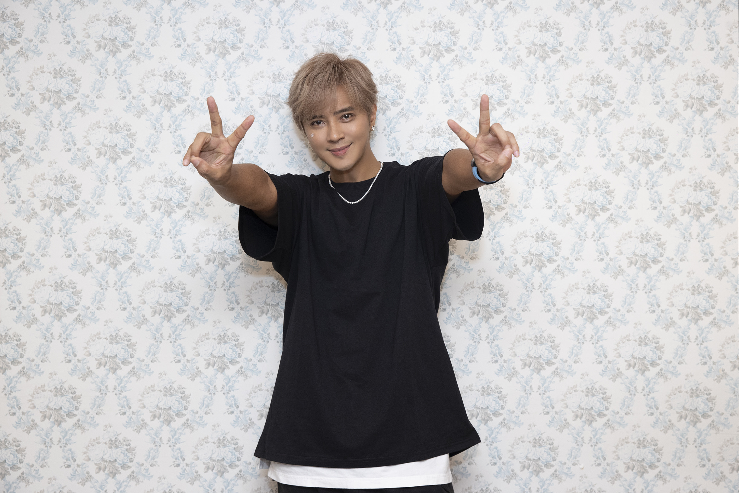 小豬在慶功宴上還原跌倒仆街的過程。（寬宏藝術、無懼國際娛樂提供）