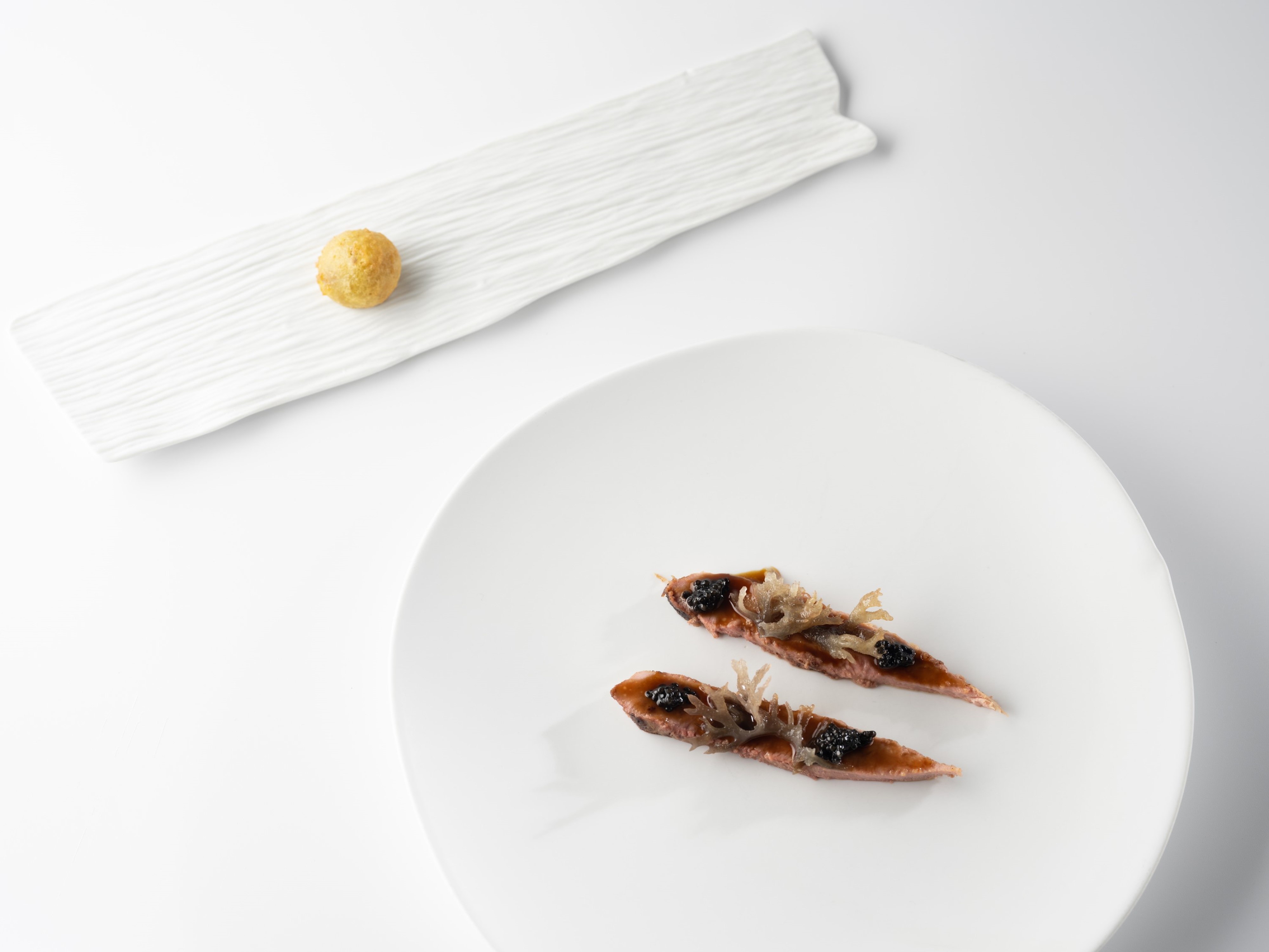 新主菜「糖烤鴨」快速念起來很像唐老鴨，作法改編自西班牙傳統烤鴨作，濃郁甜口。（慕舍酒店提供）