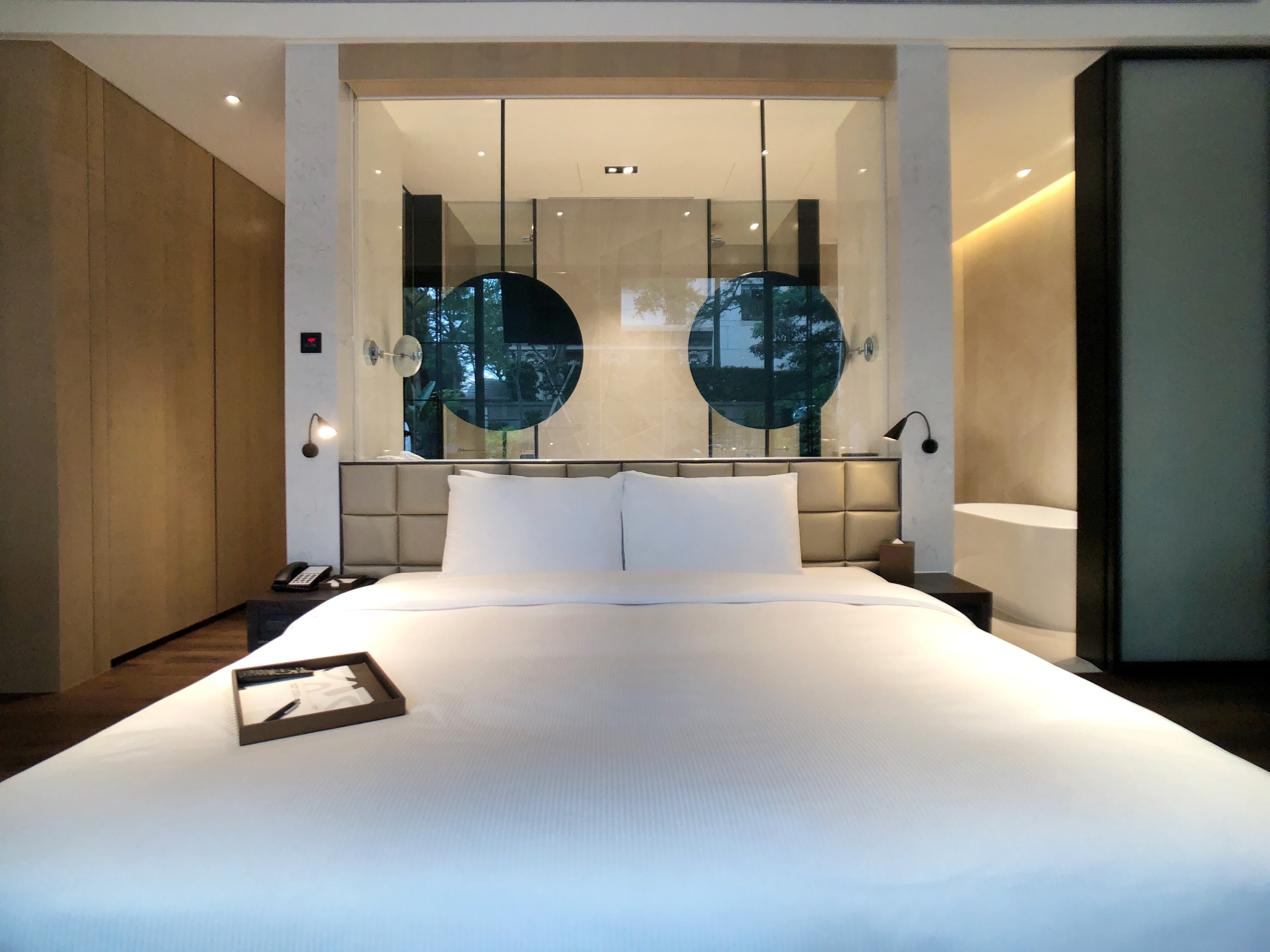 入住Hotel Mvsa慕舍酒店即可享用當層酒莊名酒的Happy Hour酒水時光。(慕舍酒店提供)