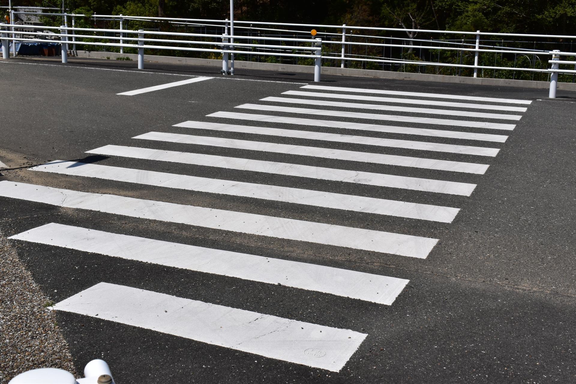 基隆一名老翁違規穿越馬路遭撞死,法院判決駕駛無罪。(示意圖,photoAC)