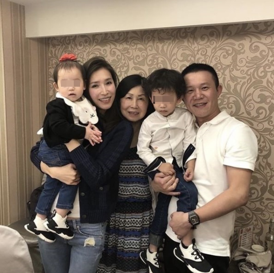 名模錢帥君與富商男友郭哲敏(小明)全家福。(翻攝錢帥君IG)