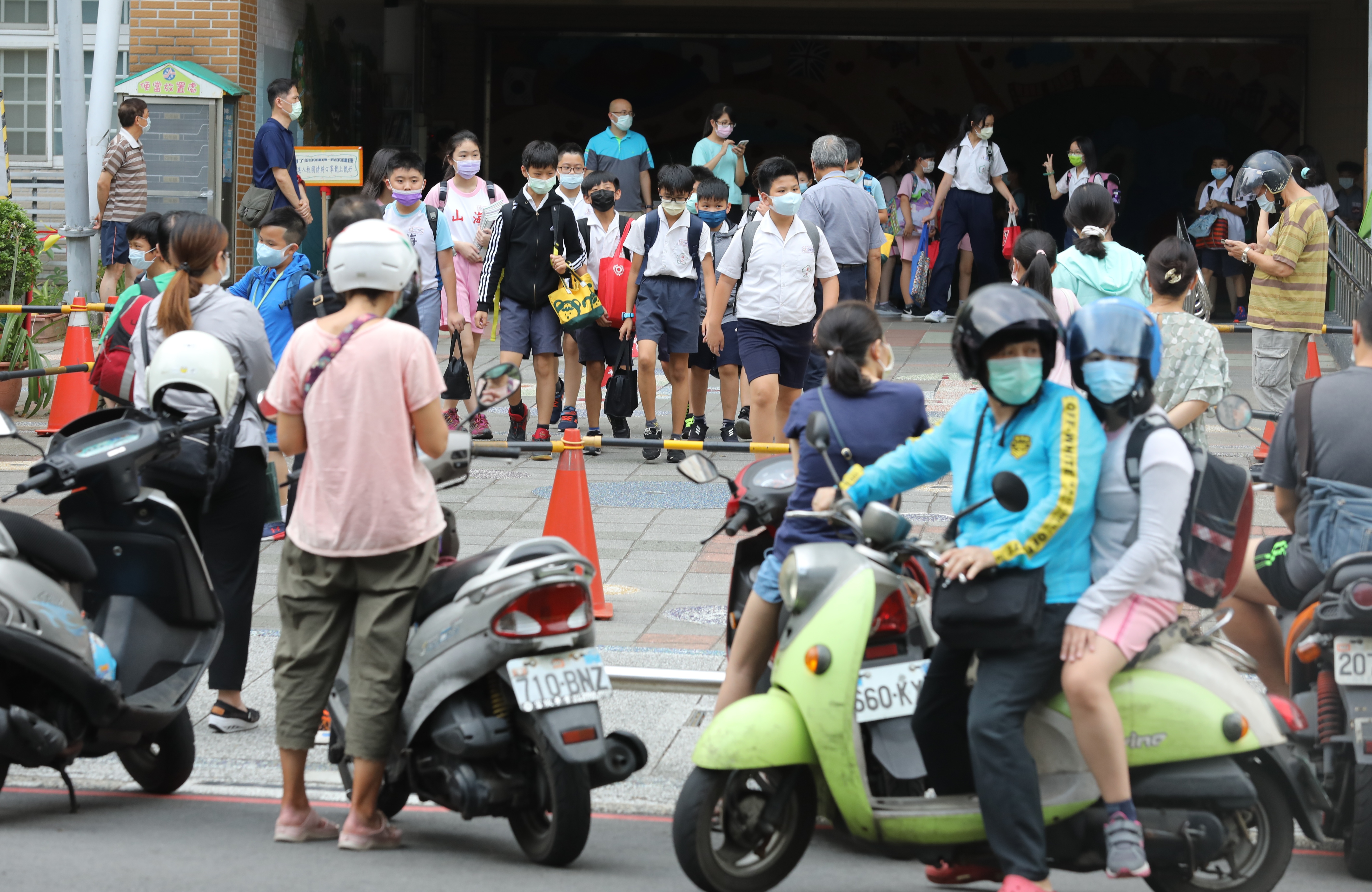 今起師生免「週週快篩」。示意圖。（資料照）