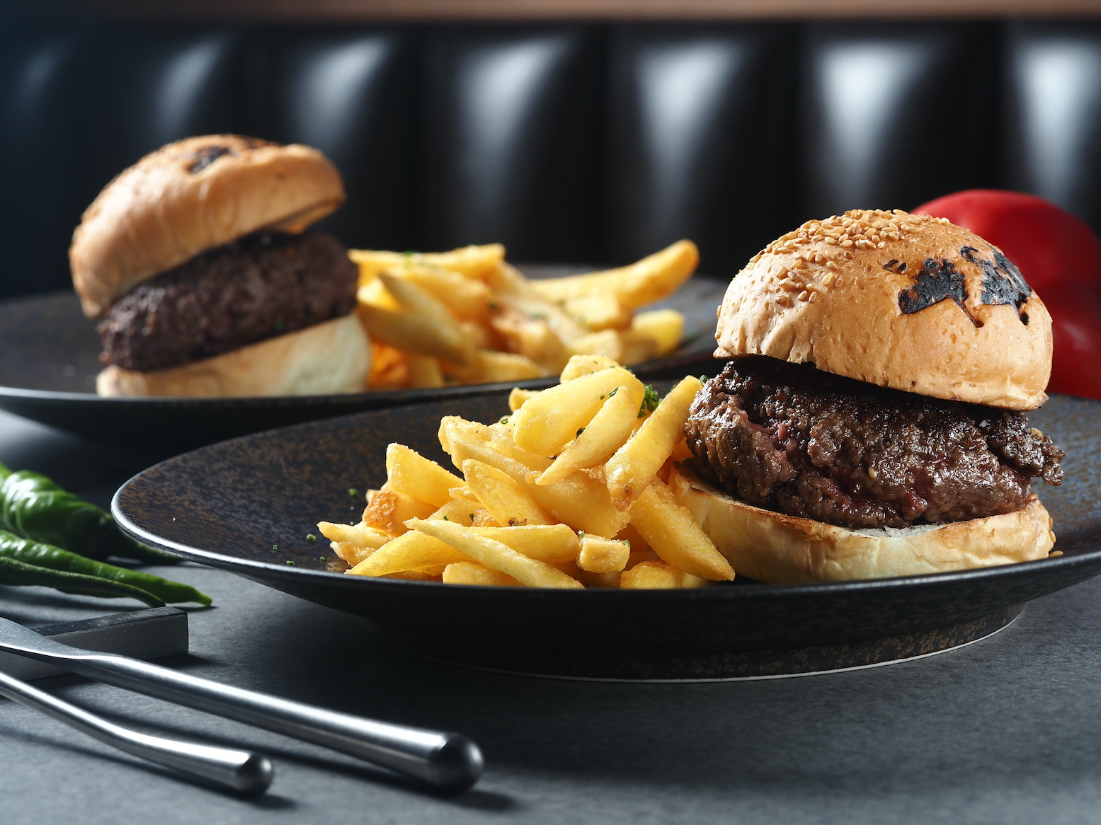 「和牛研究室」引進月產量僅60頭的九州和牛「尾崎牛」，推出直球漢堡等一系列菜色誘惑老饕。