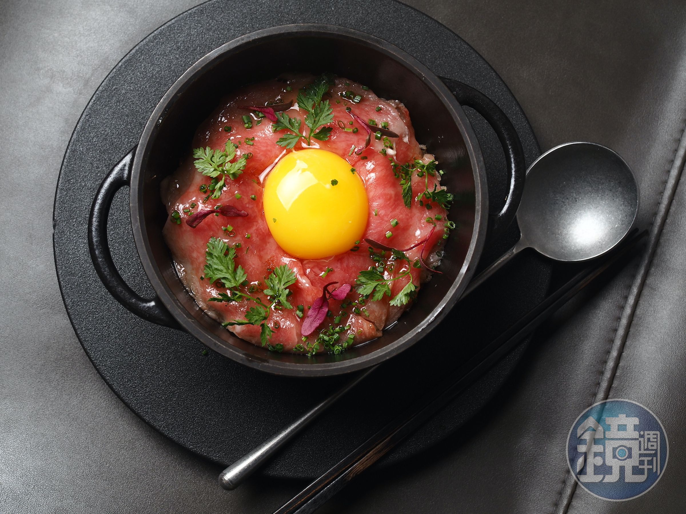 「生牛肉・花椒・一見鍾情米」用香Q的米粒和醇滑的石安牧場蛋黃，彰顯紐約客的無限柔嫩。（480元／單點）