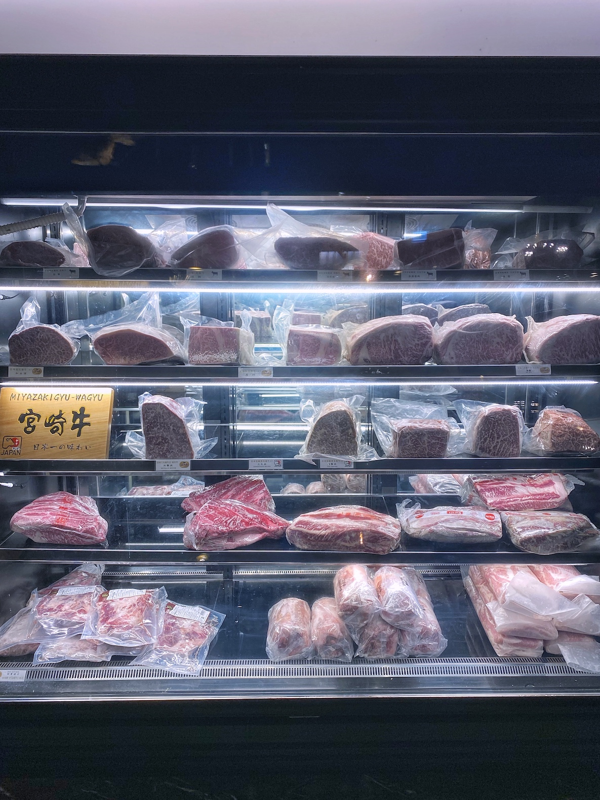 冰櫃裡陳列宮崎牛、近江牛等知名品牌和牛。