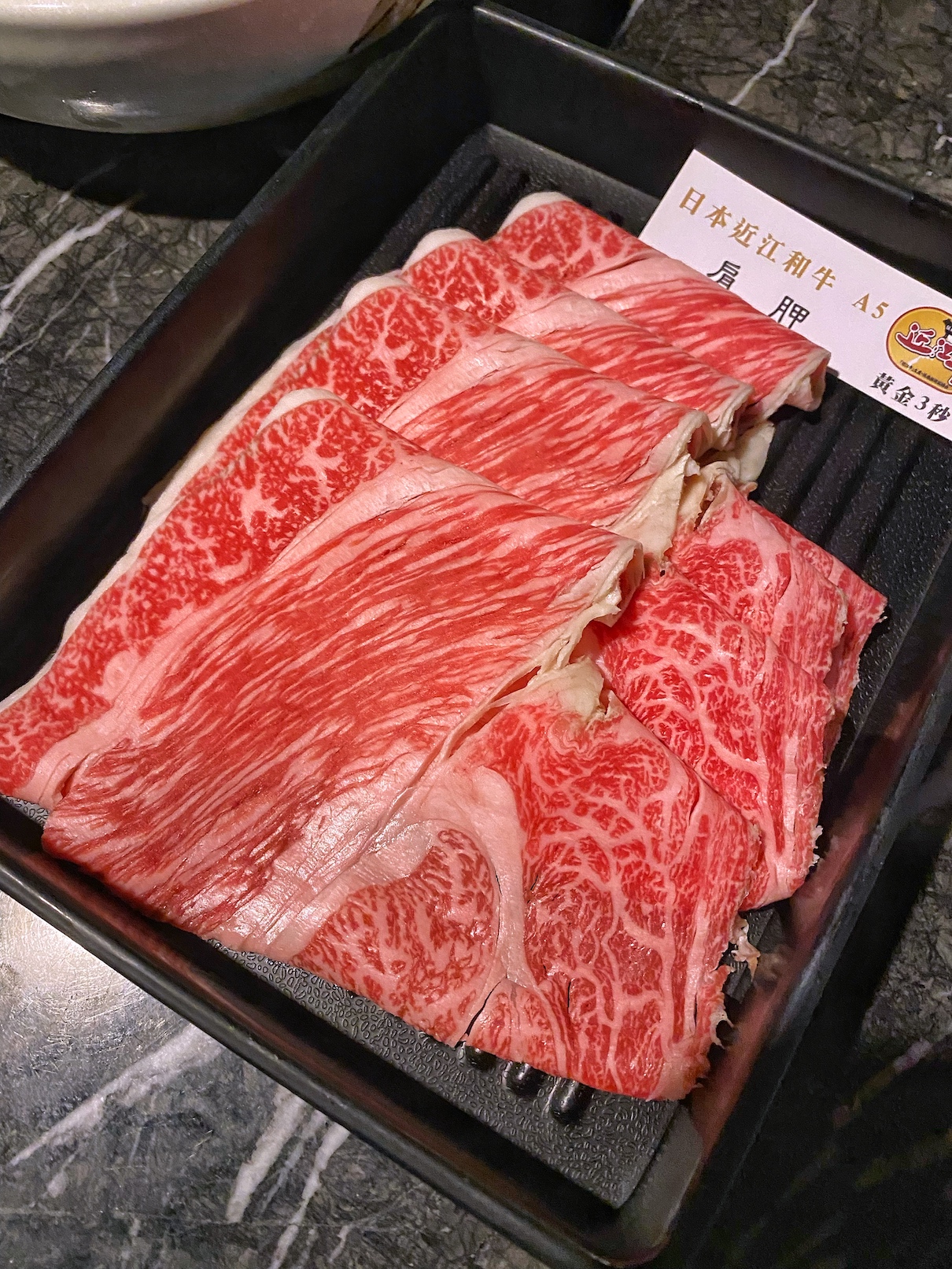 肩胛帶筋和豐富的油脂,吃來口感足。