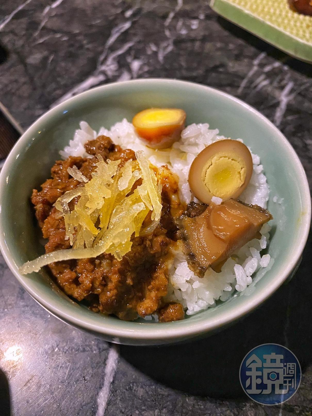 和牛滷肉飯用邊角料製成，油脂感超級濃郁，搭配鵪鶉蛋、滷九孔鮑、蜜柚絲，平衡感佳。