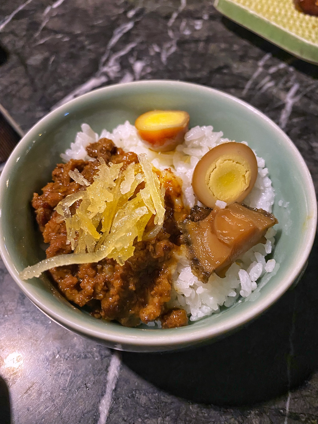 和牛滷肉飯用邊角料製成,油脂感超級濃郁,搭配鵪鶉蛋、滷九孔鮑、蜜柚絲,平衡感佳。