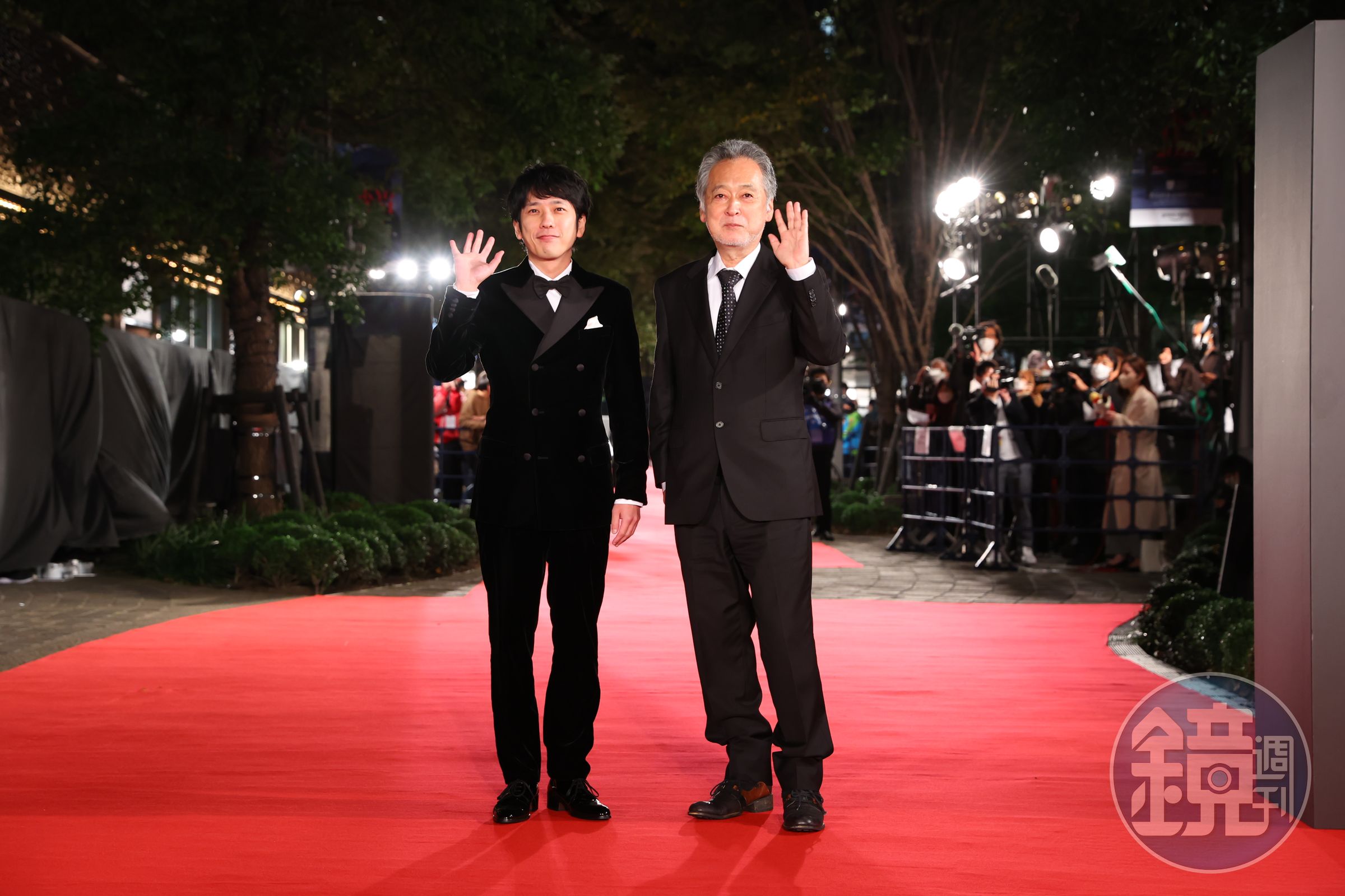 二宮和也（左）主演新片《來自北國的信》被選為本屆東京影展開幕片，他與導演瀨瀨敬久一起壓軸登上紅毯。（東京國際影展提供）