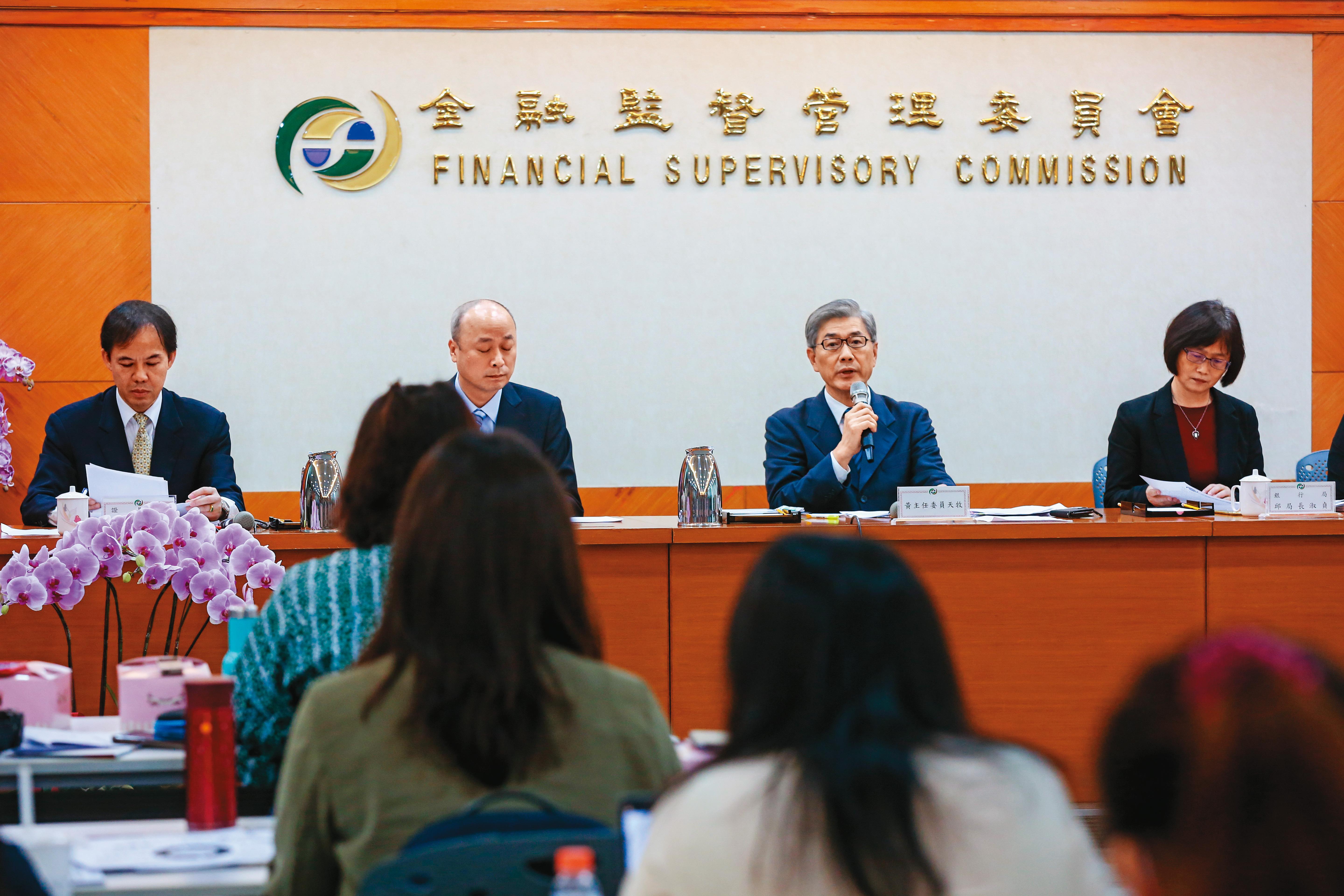 金管會函令保險公司投資中國上市公司股票，不宜負有增資義務。