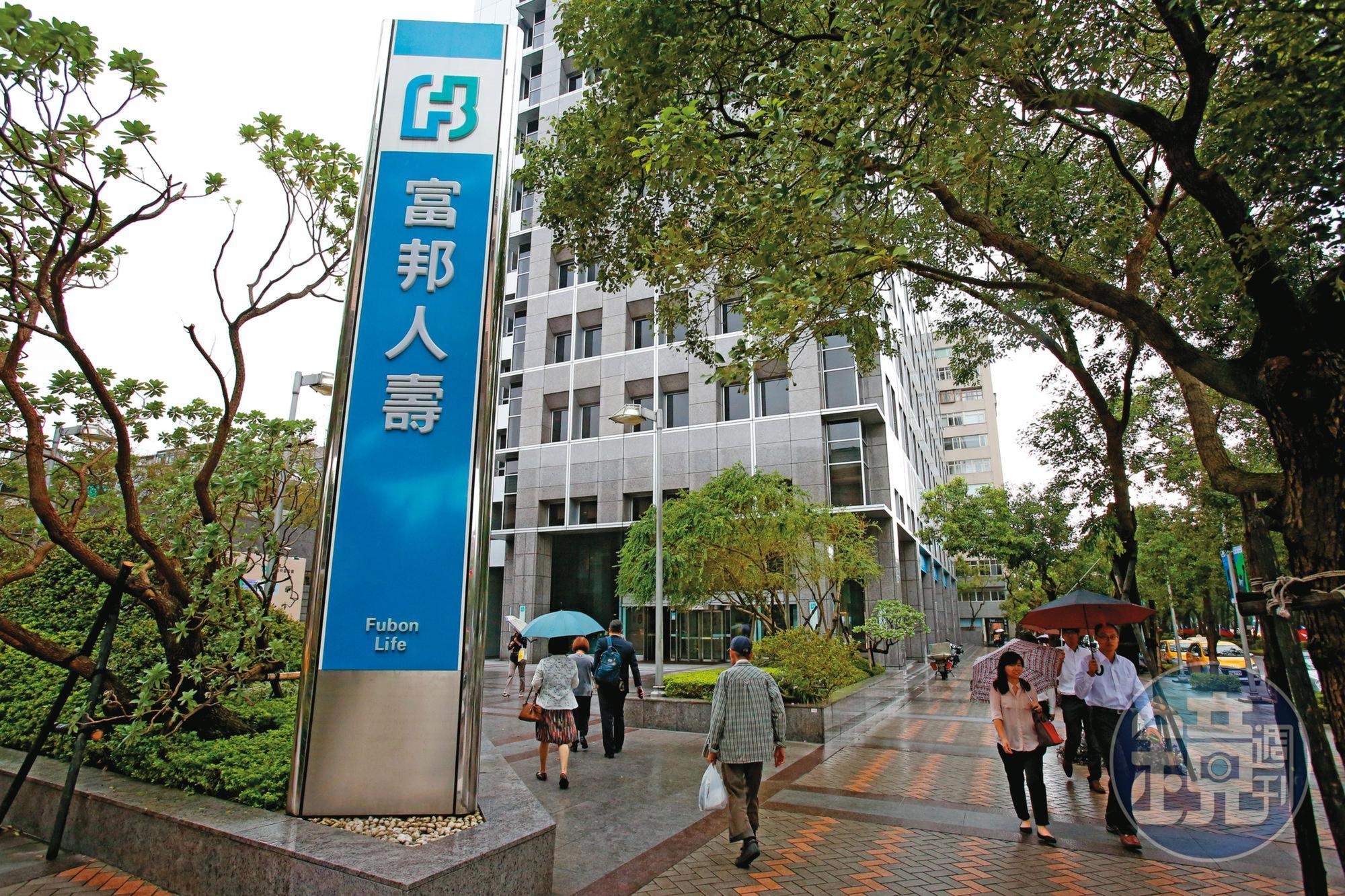 富邦人壽因為兩岸法令規定不同，陷入順了姑意逆嫂意的窘境。