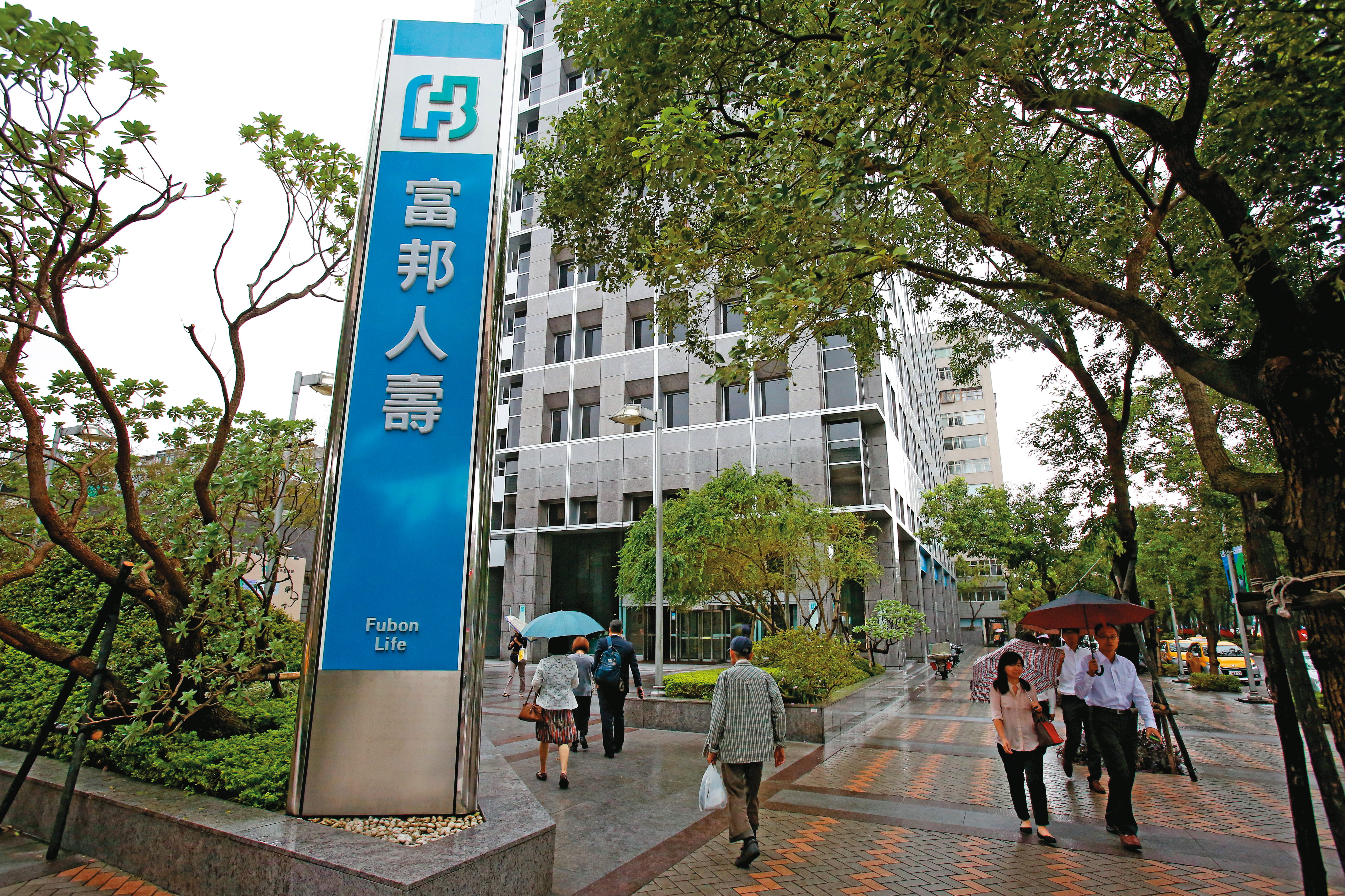 富邦人壽因為兩岸法令規定不同，陷入順了姑意逆嫂意的窘境。