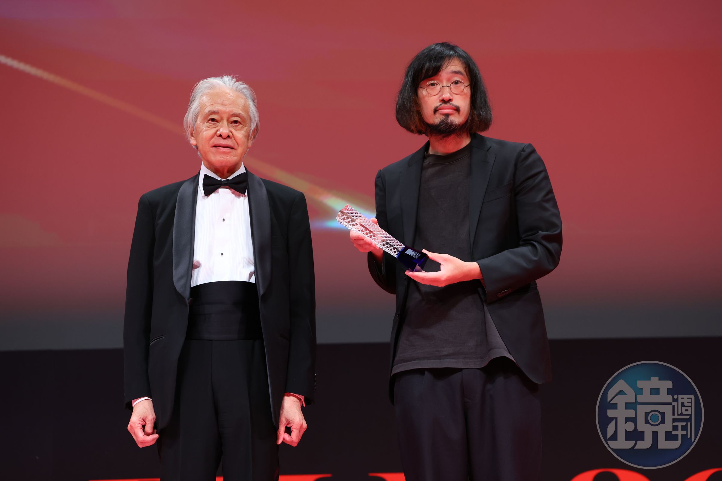 今泉力哉（右）導演今年以電影《在窗邊》榮獲觀眾票選獎，左為東京影展主席安藤裕康。（東京國際影展提供）