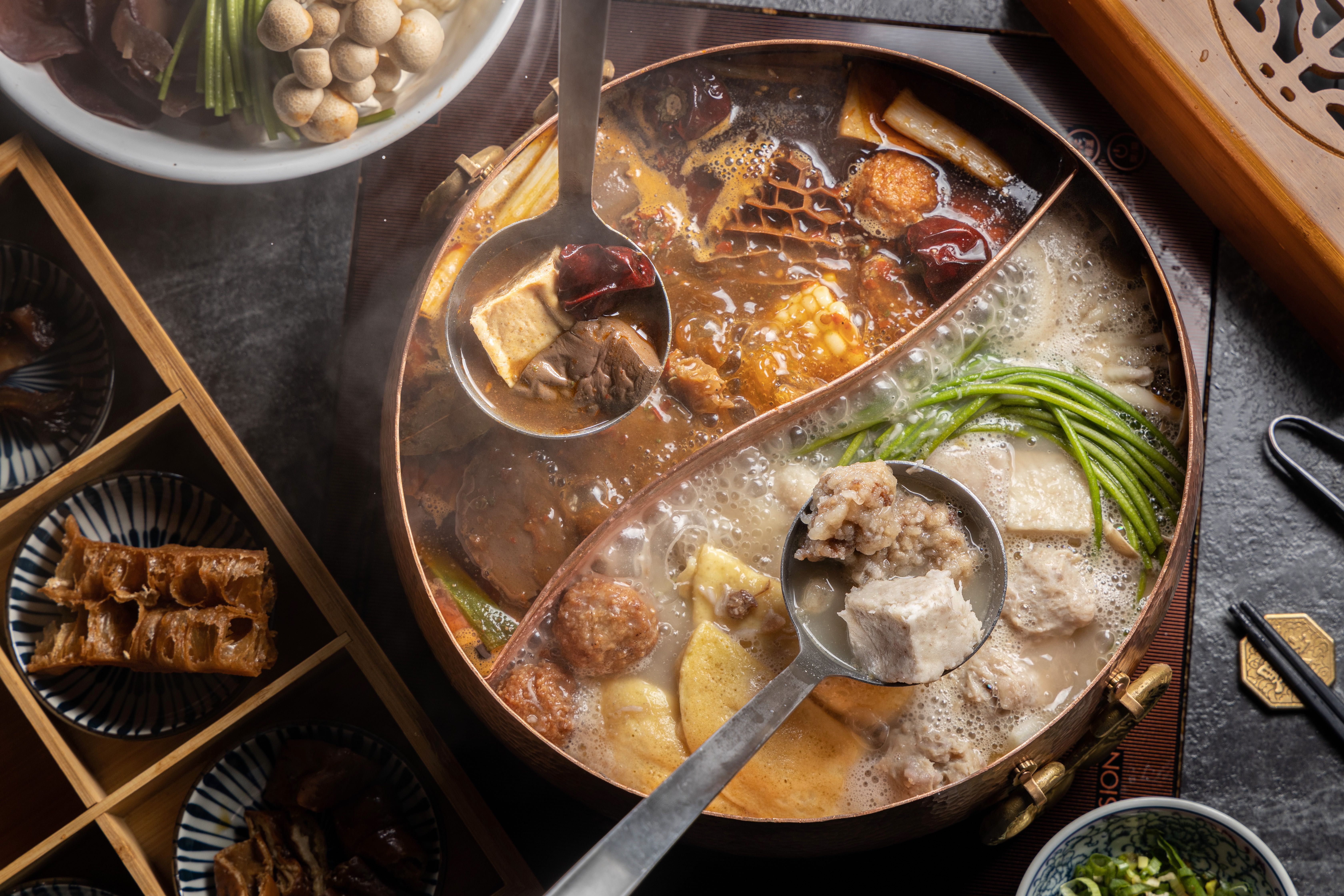 「芋頭排骨、麻辣鴛鴦鍋」放入芋頭塊和芋泥，維持芋香濃度；加入紅油塊的麻辣鍋，香麻辣具足和諧，格外過癮。（鍋底費1,300元／大份）