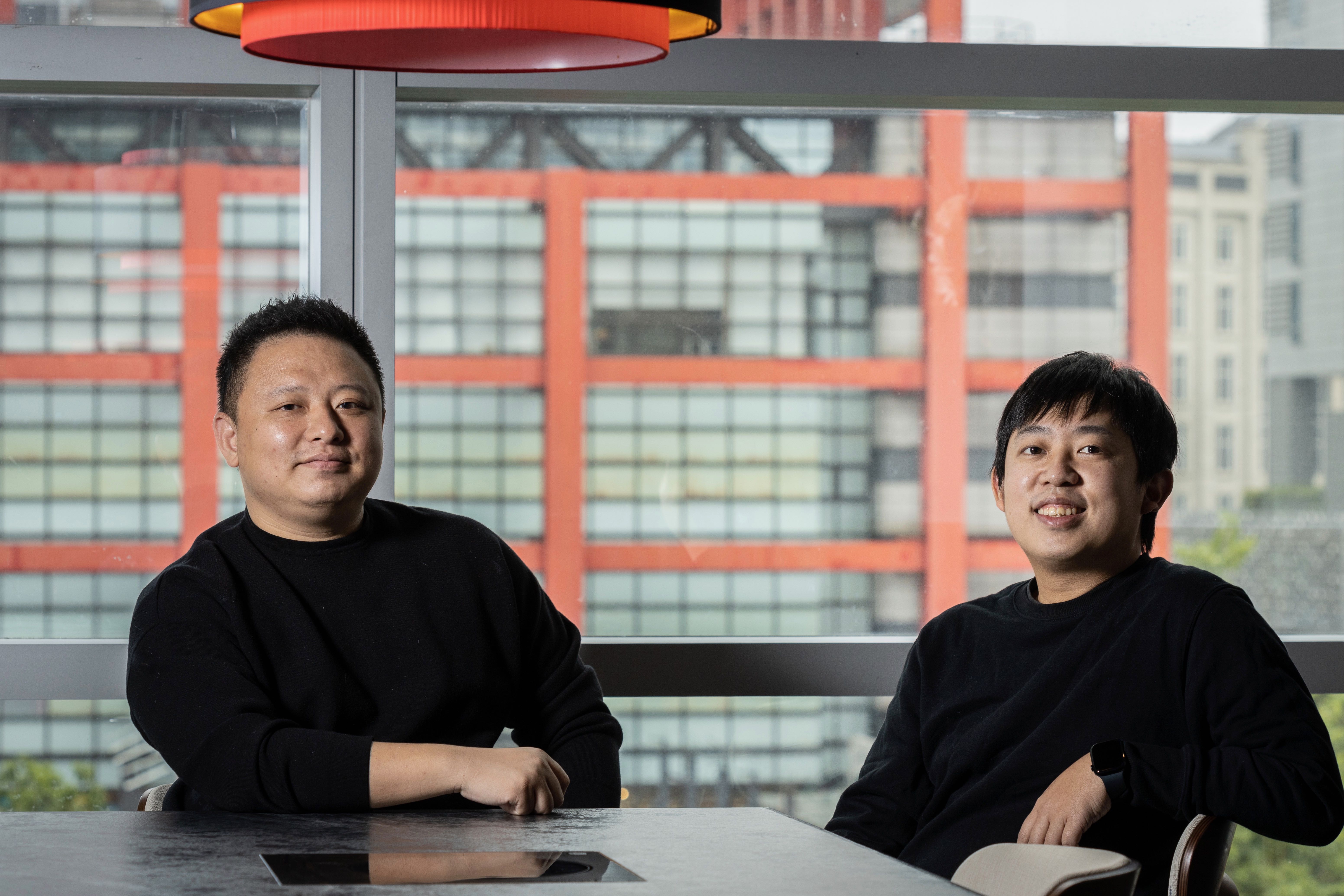 常客周世傑（左）與「八和和牛燒肉」老闆陳彥豪（右）一起投資接班，注入年輕人視角，打造黑武士特色老火鍋。