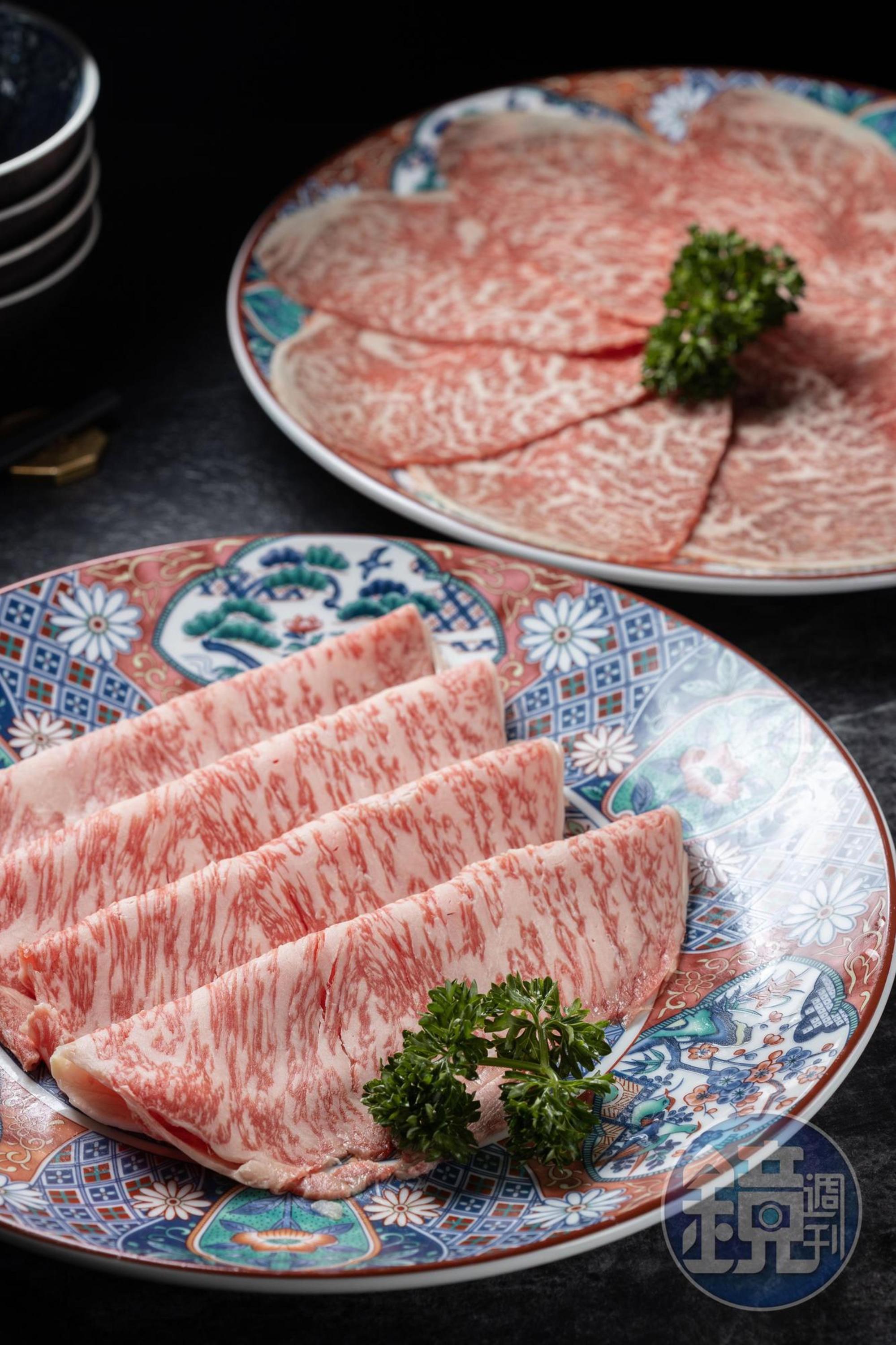 「A5日本和牛霜降」（前，1,800元／份）油花均勻；「A5日本和牛赤身」（後，1,200元／份）油脂較少，肉感豐足。
