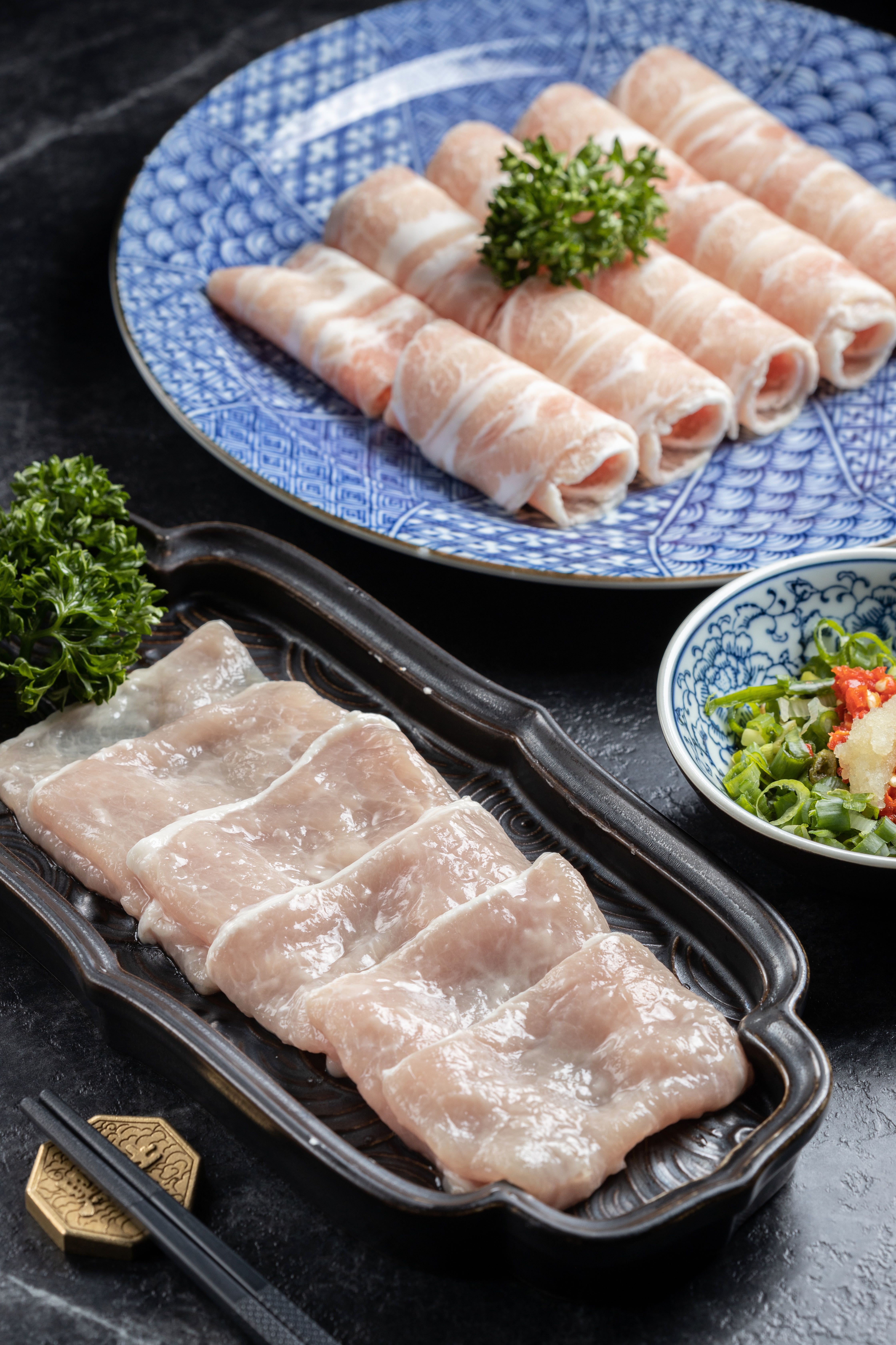 「豬里肌」（前，320元／份）以蛋白抓醃過，口感滑嫩；削切成薄片的「松阪豬」（後，380元／份），咬來毫不費力。