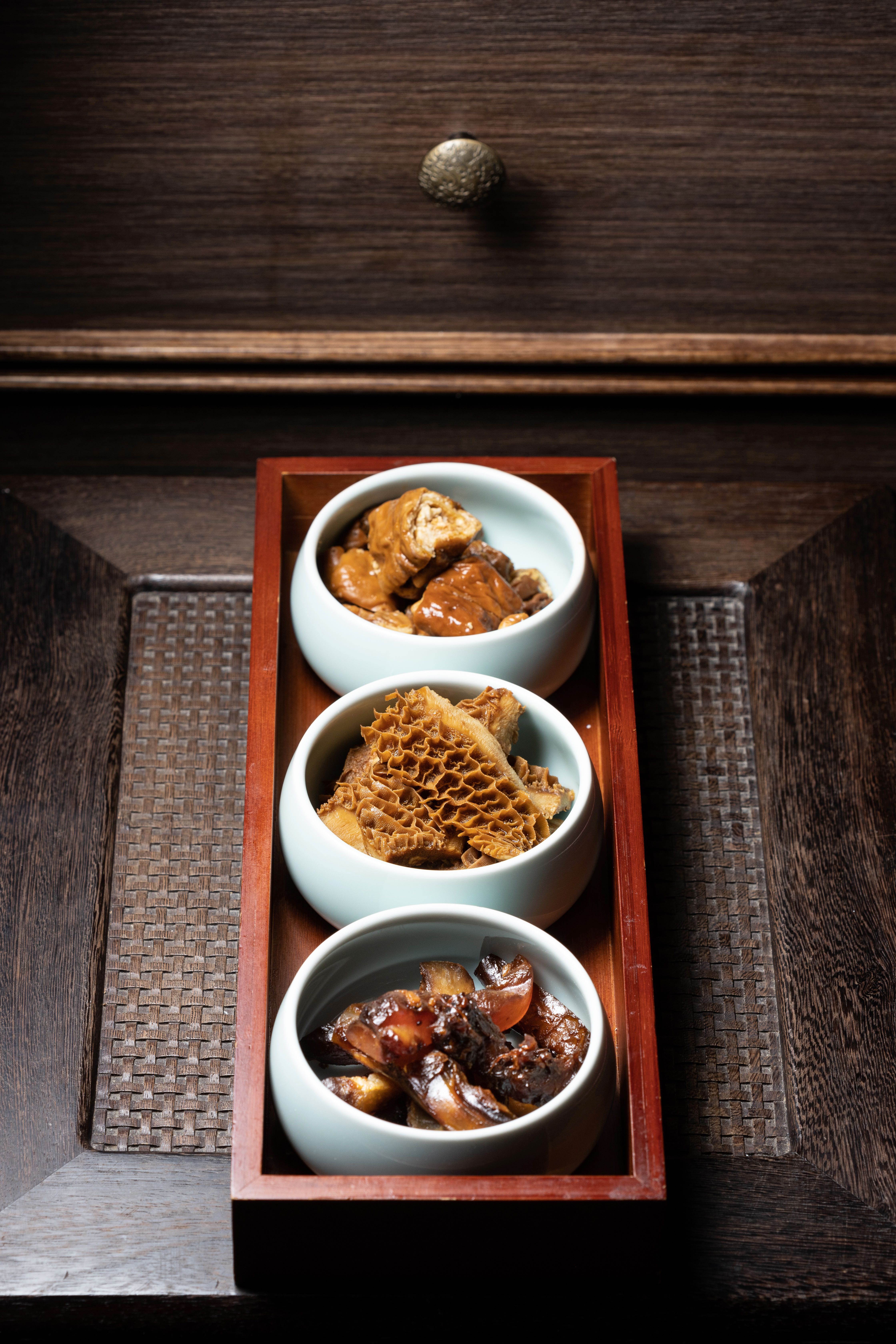 滷牛肚、滷牛筋和大腸「麻辣三寶組合」，煮進火鍋，口感仍維持地很好。（860元／份）
