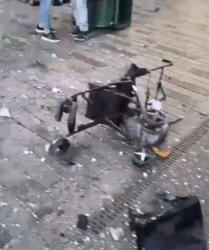 被炸的娃娃推車。(翻自《太陽報》)