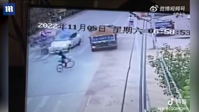 特斯拉一路失控,撞上不少行車與路人。(翻自微博)