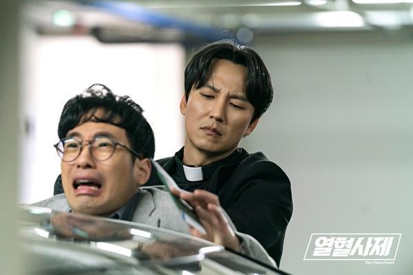 金南佶(右)主演的《熱血祭司》收視節節高升,精采演技也讓他拿下SBS演技大賞的年度大獎。(翻攝自SBS)
