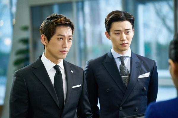 南宮珉(左)與俊昊主演《金科長》播出後收視翻倍成長。(翻攝自KBS)