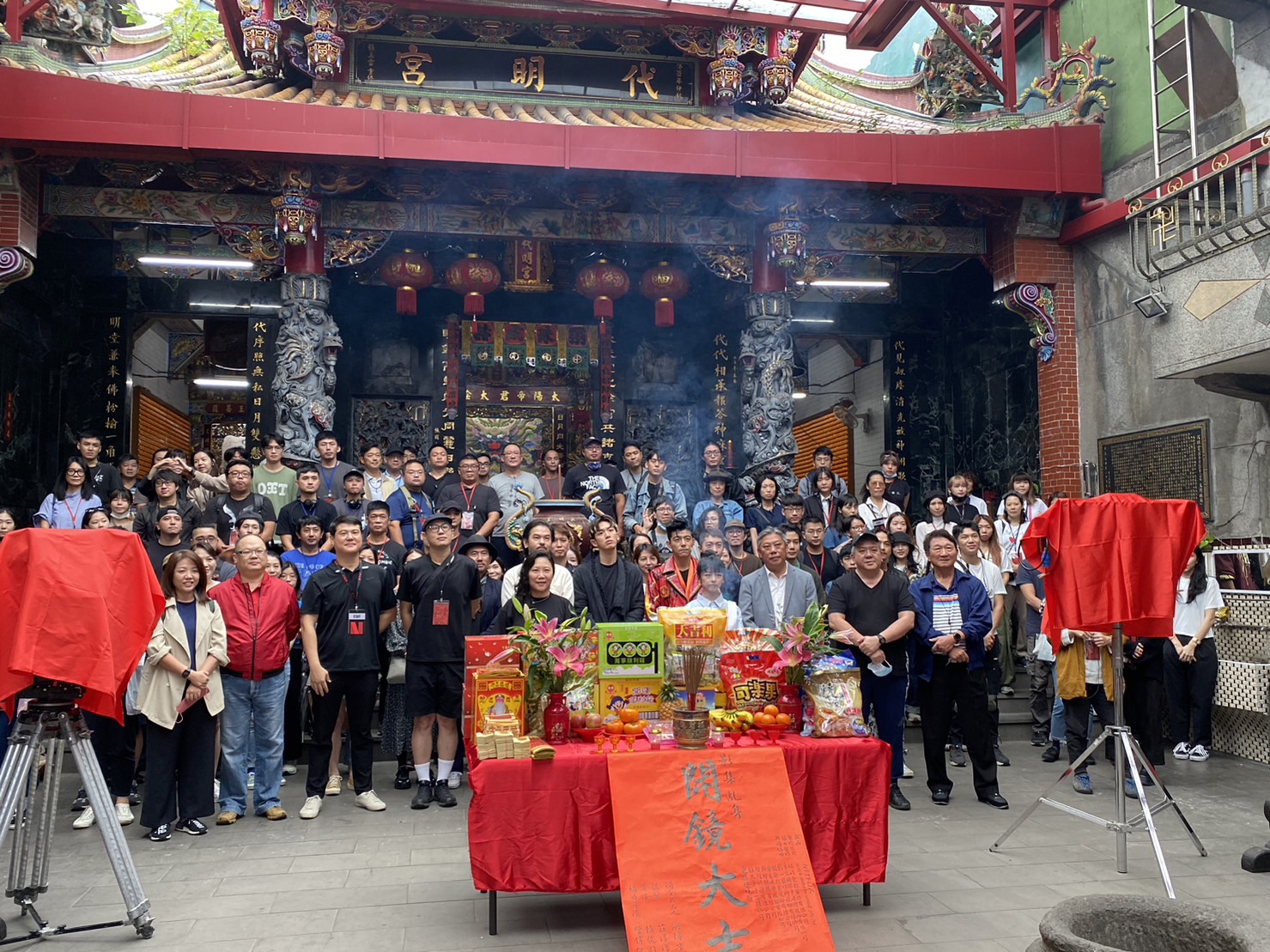 Netflix奇幻影集《乩身》今天在基隆開鏡拜拜。