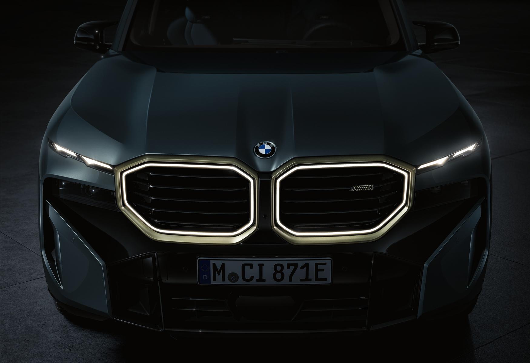 雙腎型M橫柵式水箱護罩以緞金色邊框圍繞，搭配BMW LED環型飾光燈條，展現BMW XM強烈的磅礡氣勢與豪華跑旅領袖之姿。