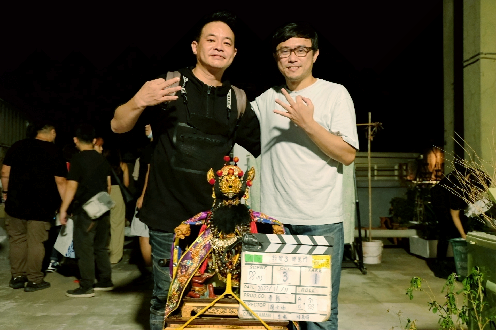 監製鄒介中（左）與導演廖士涵（右）一起宣佈《粽邪3：開鬼門》正式殺青。（華影國際提供）