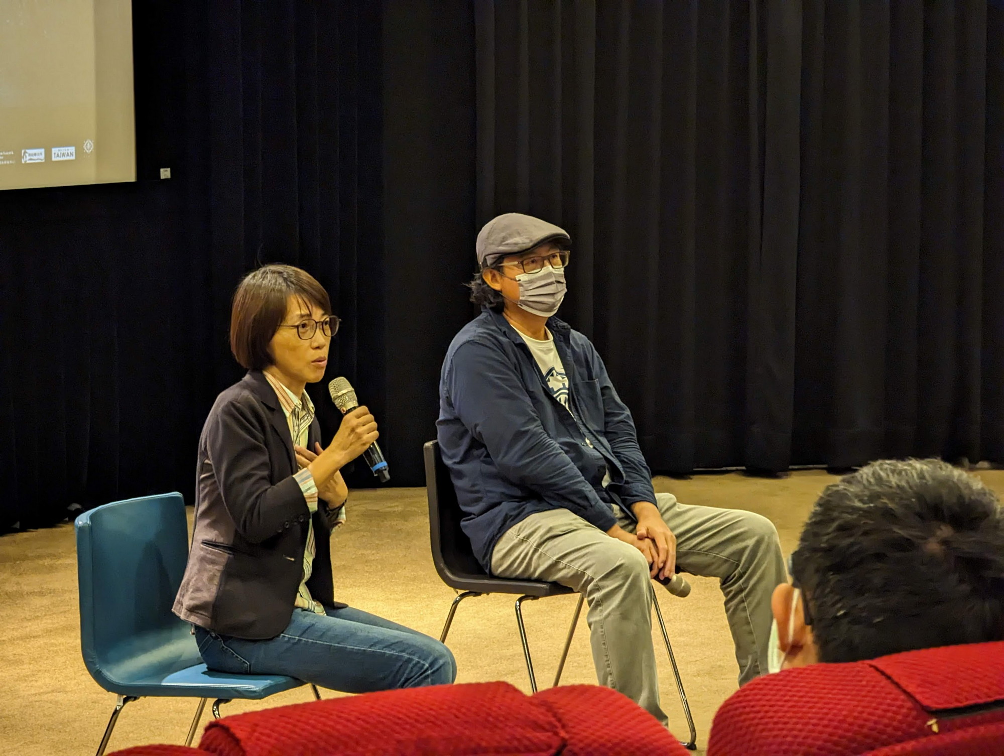 導演周美玲（左）、電影出品人姚文智（右）一起出席映後活動，與觀眾互動。（牽猴子行銷提供）