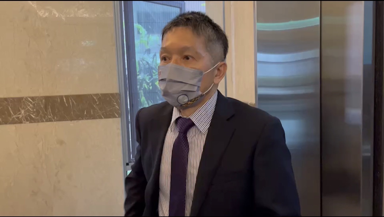 刑事局副局長黃建榮上午受訪，對傳言他帶2女檢座到88會所餐敘嚴正否認。（翻攝畫面）
