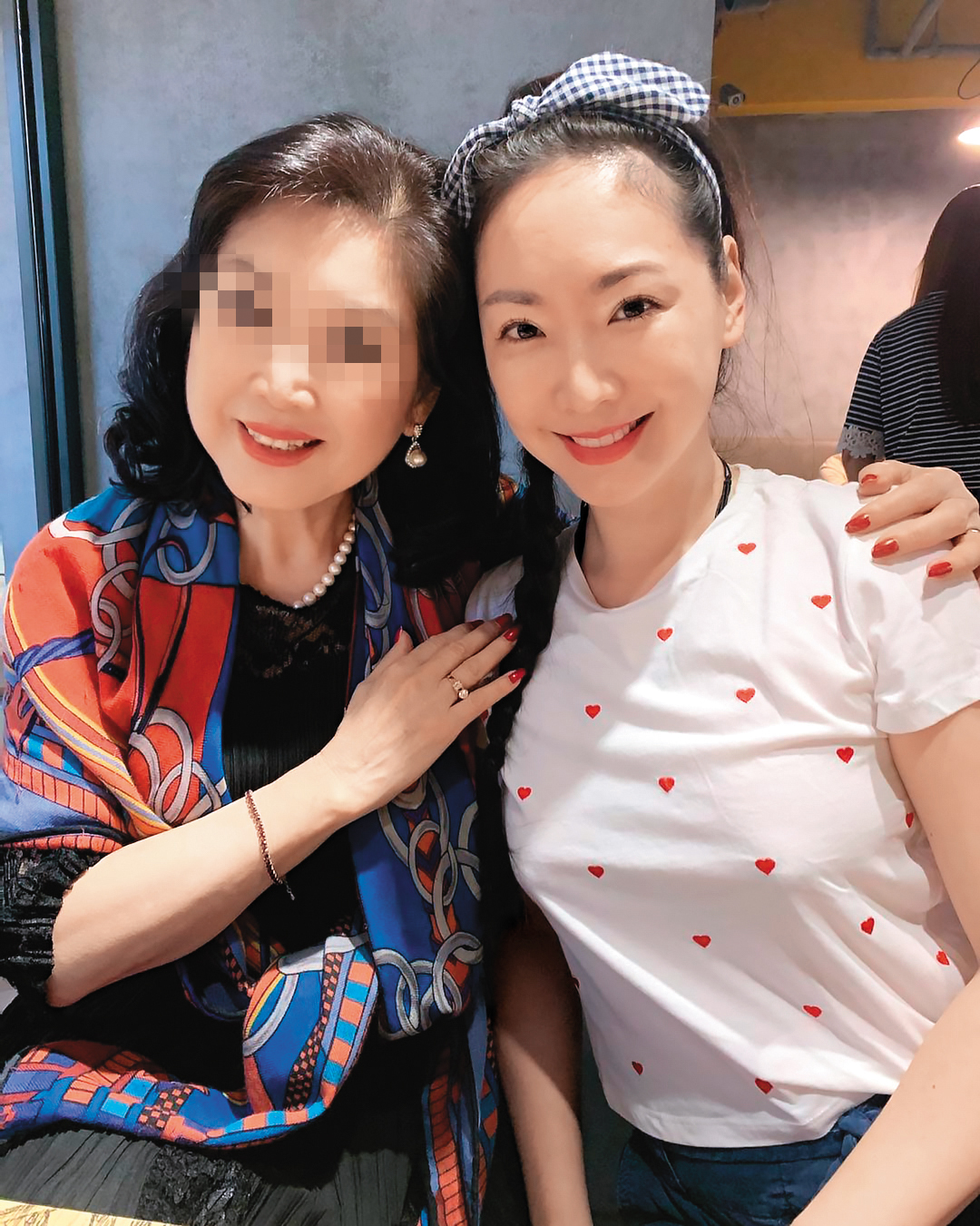 婚後，王俐人（右）偕老公與媽媽（左）同住。（翻攝自王俐人臉書）