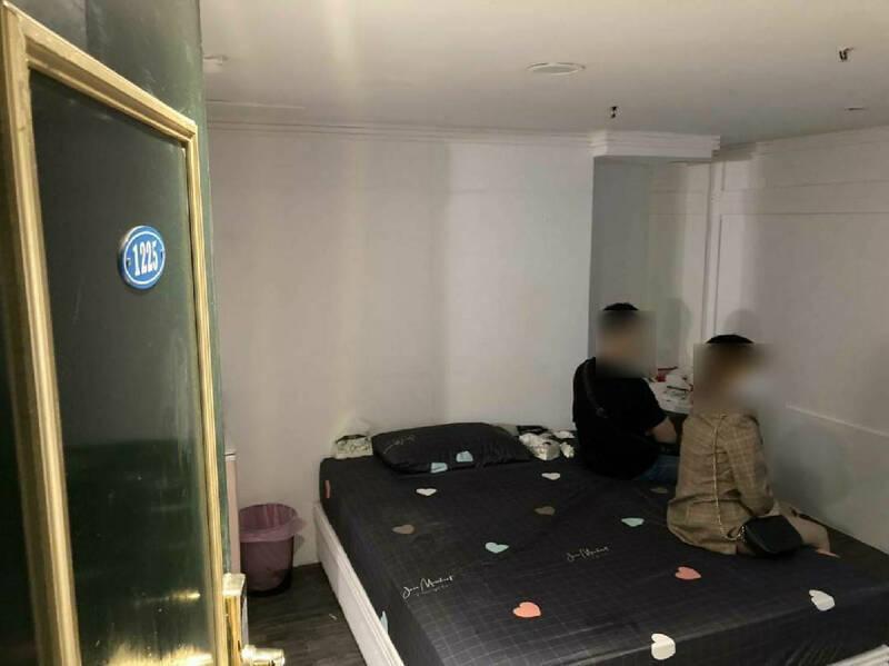 警方查到1對男女剛完成性交易。(翻攝畫面)