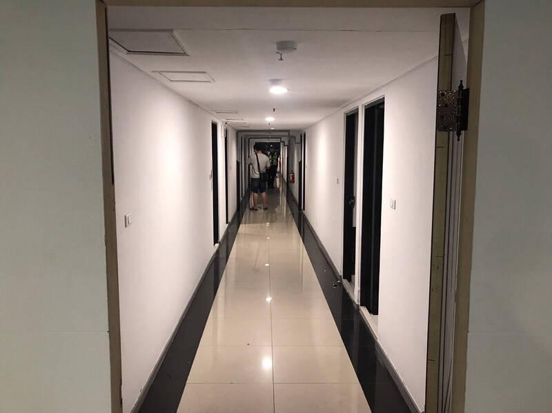 警方附耳傾聽,有叫床聲就衝進去搜索,果然查獲3對性交易男女。(翻攝畫面)