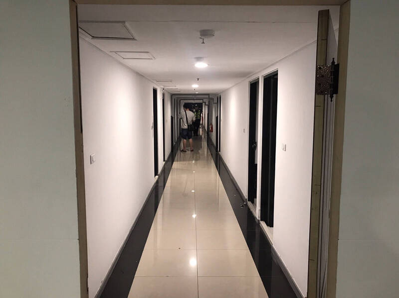 警方附耳傾聽，有叫床聲就衝進去搜索，果然查獲3對性交易男女。（翻攝畫面）