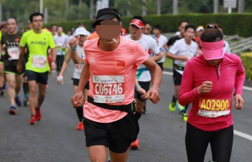 陳男過往參加馬拉松比賽的畫面。只見他維持習慣，在嘴裡叼著菸跑步。（翻攝自搜狐）