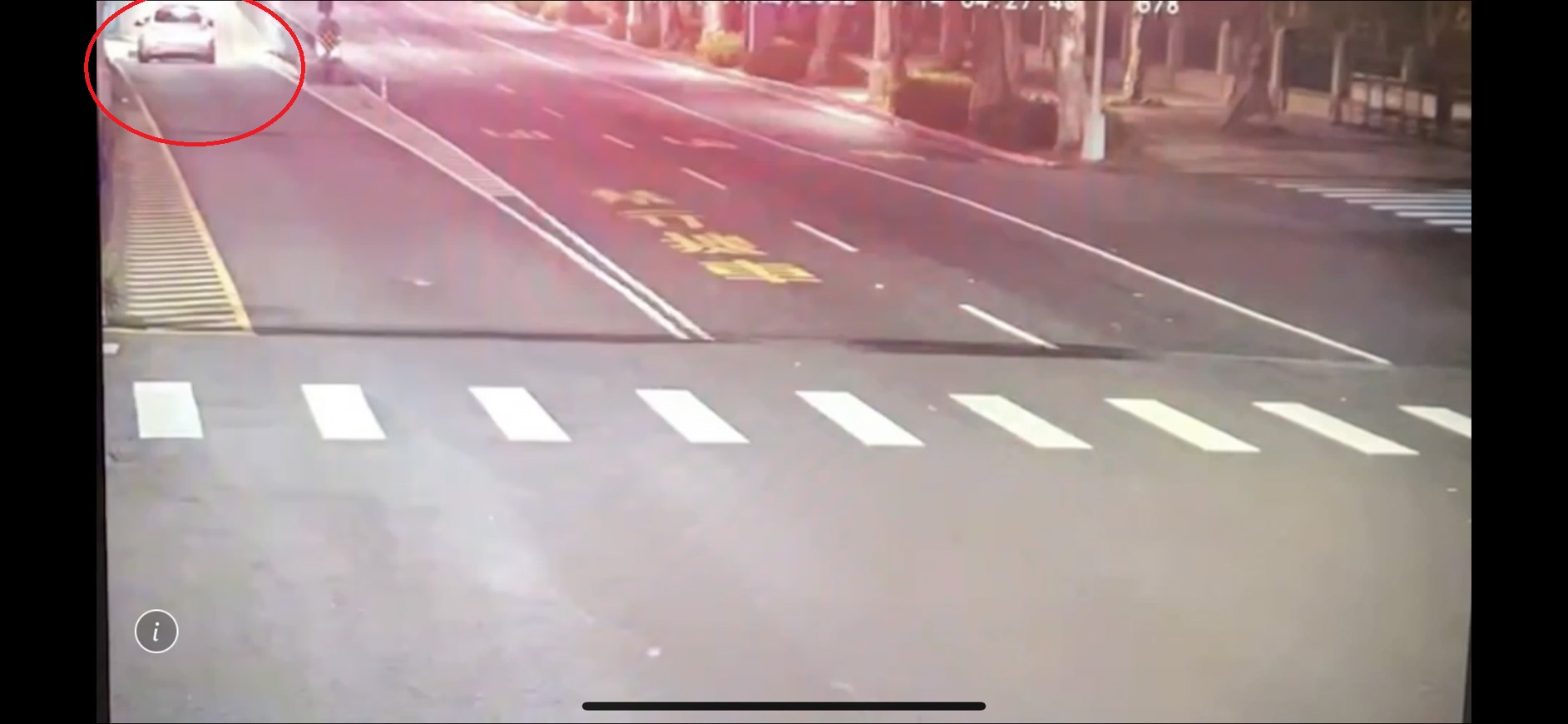 李姓男子駕車與友人競速，進入地下道時不慎追撞前方轎車。（翻攝畫面）