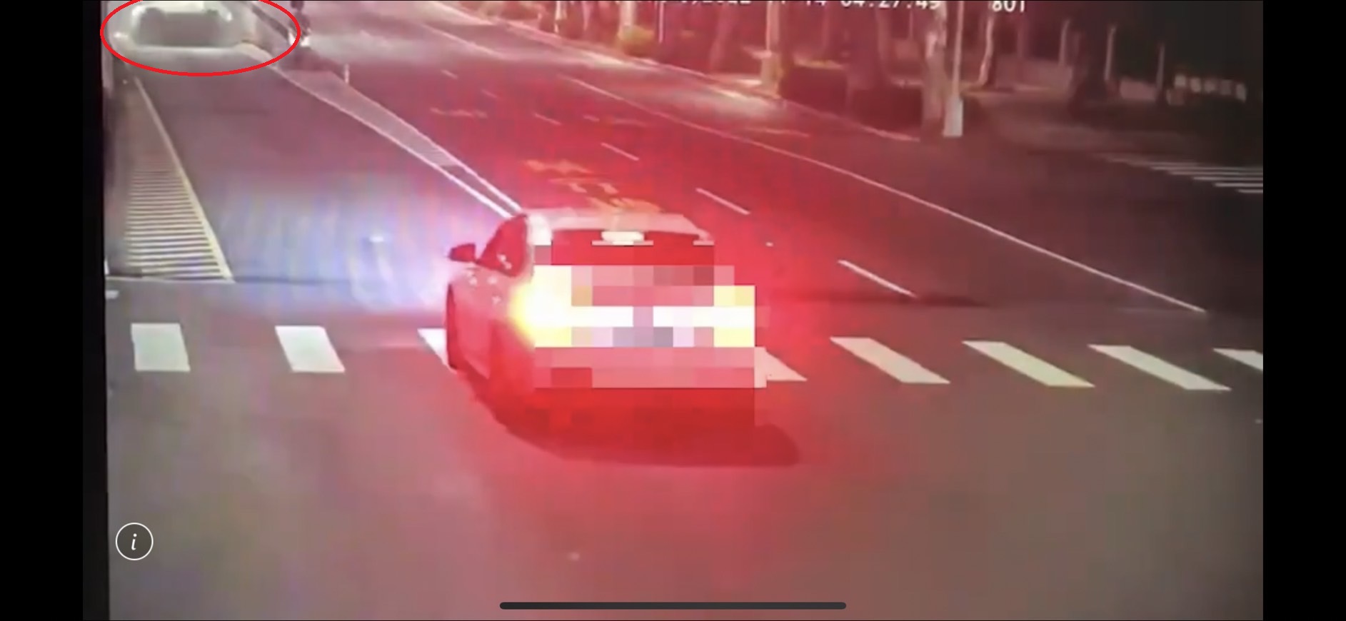 無辜王男車輛被從後方追撞導致翻覆，王男被壓在車底傷重不治。（翻攝畫面）