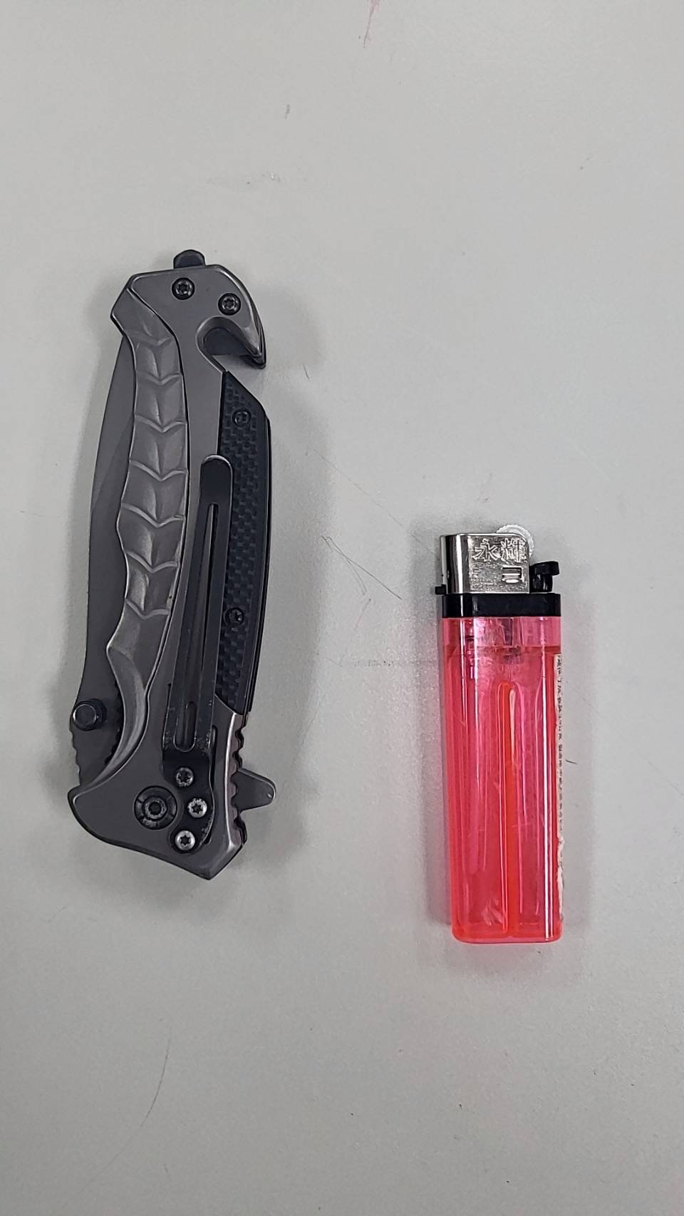 警方在李男身上起出一把折疊刀。（翻攝畫面）
