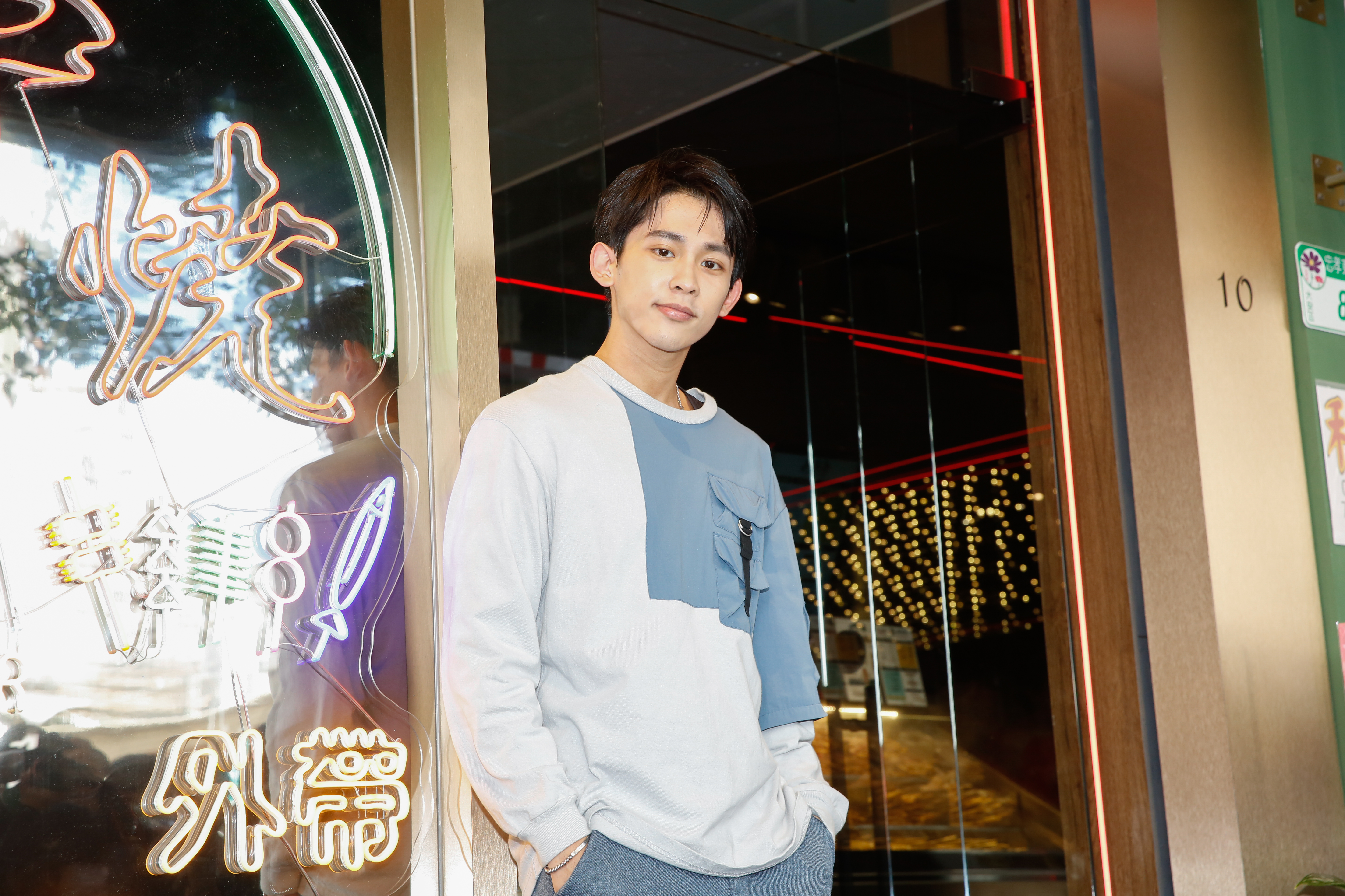 陳治廷為串燒店站台，分享自己曾在速食餐廳以及冰店打工過的經驗。