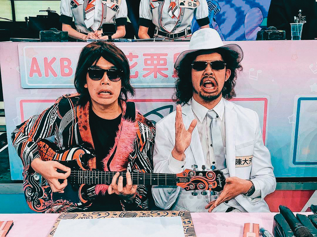 陳大天（右）曾在節目中與黃鐙輝（左）分別模仿張菲、伍佰。（翻攝自陳大天IG）