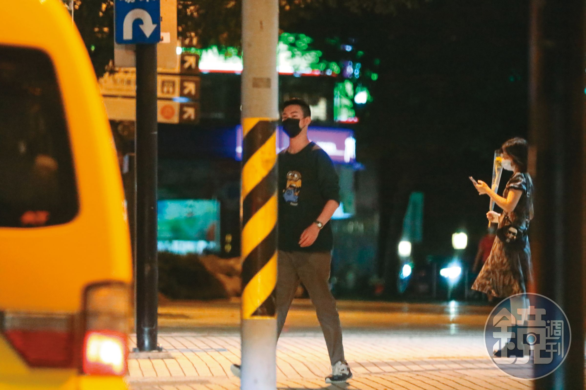 陳大天開車送女友回家途中，疑似尿急突然下車跑去上廁所。他受疫情影響而轉戰脫口秀，近來新事業漸入佳境。