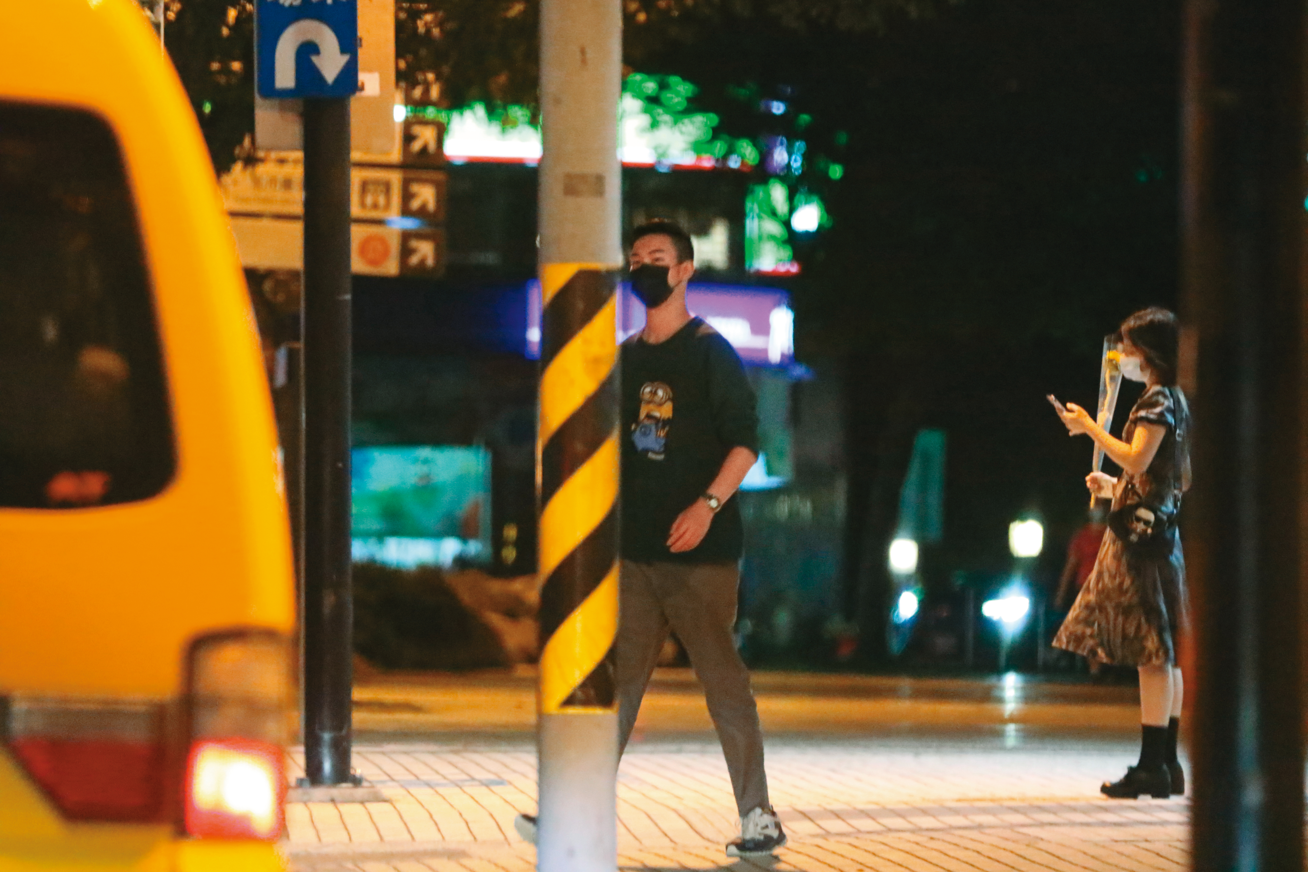 陳大天開車送女友回家途中，疑似尿急突然下車跑去上廁所。他受疫情影響而轉戰脫口秀，近來新事業漸入佳境。