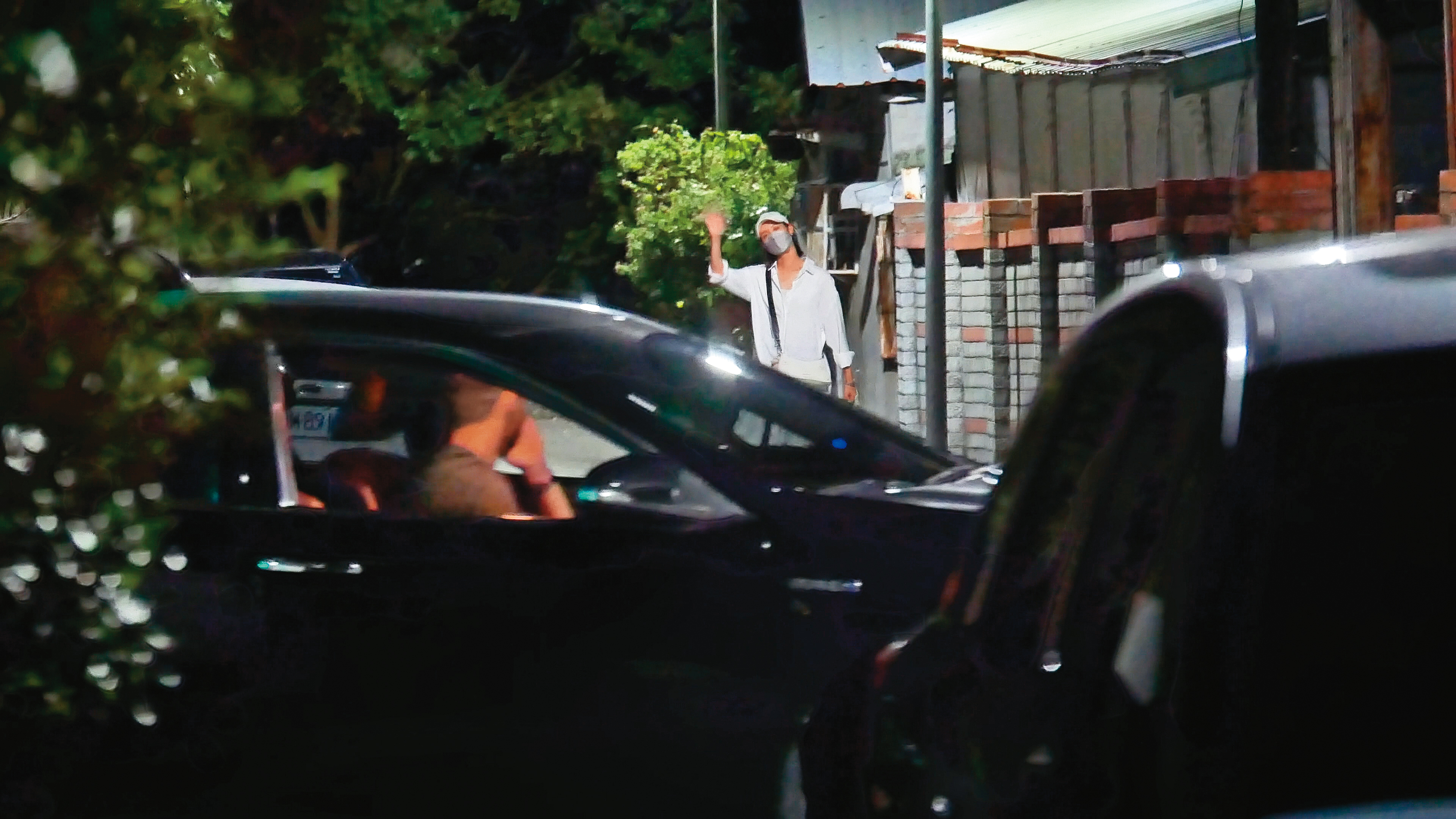 女友下車後，陳大天隔著車窗送飛吻，當街秀恩愛。