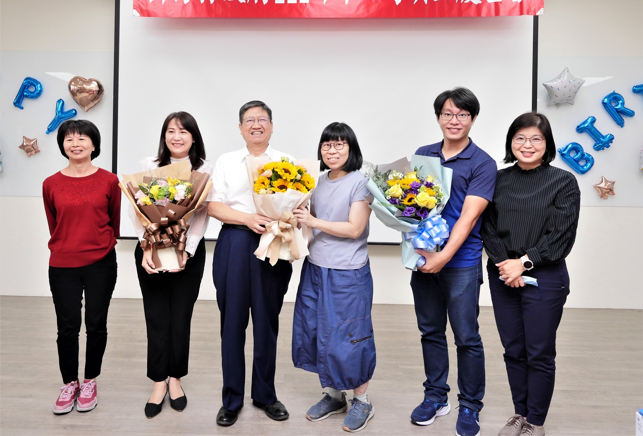 新竹縣長楊文科選前到縣府上班最後一天，縣府團隊一級主管與同仁特別獻上花束，感謝4年來領導與付出。（新竹縣政府提供）